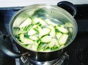 锅里继续大火烧开，放入丝瓜