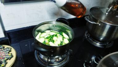 倒入少许油