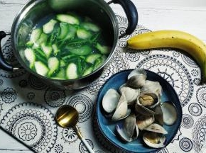 丝瓜放在汤里继续浸泡