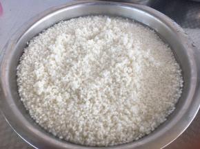 泡好的米倒掉水备用。