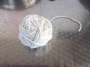 系粽子的线绳一团。