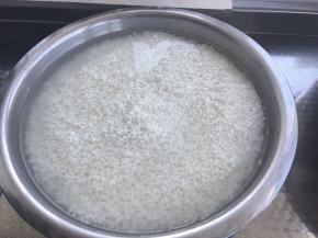 2斤糯米放到盆中淘洗干净，冷水侵泡2-3小时。