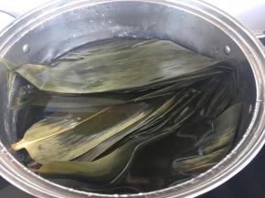 粽叶冷水放到锅里烧开水煮一下，水开煮十多分钟，关火继续泡2小时备用。