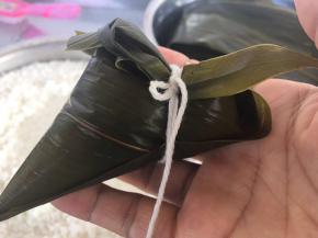 一片粽叶包一个粽子放一个大红枣，我包的是小脚棕，形状灵巧。