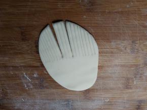 在一头压出纹路，再切两刀