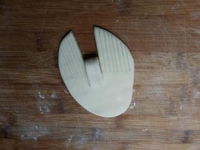 将中间一小块面片向中间折叠