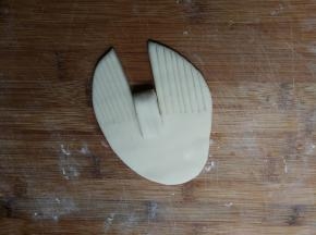 将中间一小块面片向中间折叠