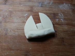 从另外一头向中间卷起来