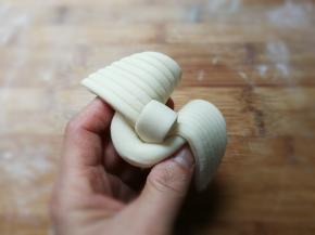 卷的部分向后圈起来捏紧