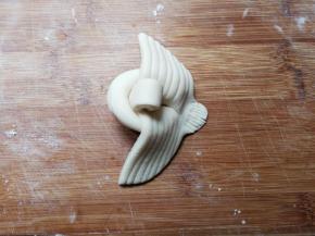 压扁，压出纹路做小鸟尾巴