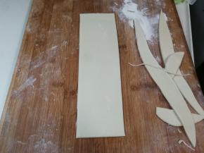 所有食材合在一起搅拌成面团，醒发十分钟，幹成长方形面片，切去边角不整齐的部分