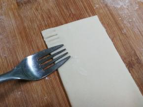 两边用叉子压出纹路