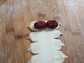 顶头放两粒红枣