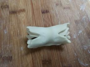 从红枣一头向另外一头卷起来