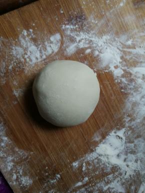 除豆沙外，所有食材合在一起搅拌成面团，醒发十分钟