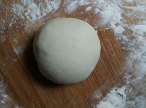 除豆沙外，所有食材合在一起搅拌成面团，醒发十分钟