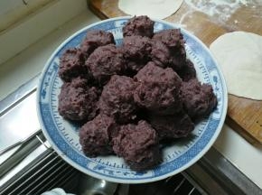 豆沙用勺子挖成小圆球