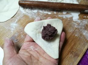 翻个面，放入豆沙