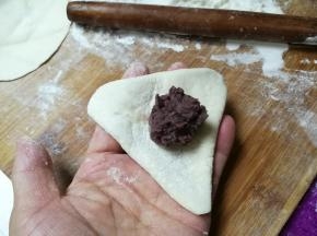 翻个面，放入豆沙