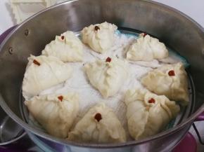 放入蒸锅醒发1.5倍大，冷水一起蒸十五分钟焖五分钟