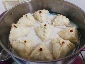 放入蒸锅醒发1.5倍大，冷水一起蒸十五分钟焖五分钟