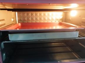 上面再压一个轻点的烤盘，放入烤箱150度烤30分钟，中间记得翻面哦，翻面就不用在压烤盘了
