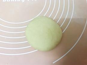 取一份揉匀后搓圆擀成饼