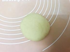 取一份揉匀后搓圆擀成饼