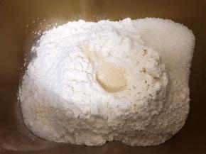 加入糖，泡打粉，酵母