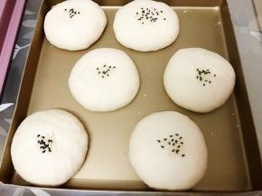 撒芝麻的地方先抹少许水再撒