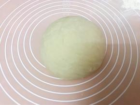 取出面团揉匀排气