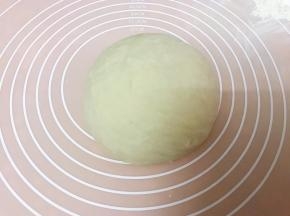 取出面团揉匀排气