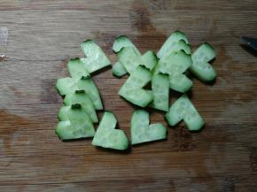 黄瓜切成片