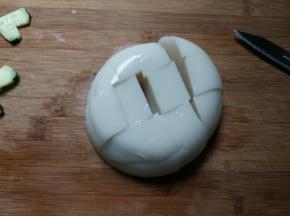 皮冻切成块
