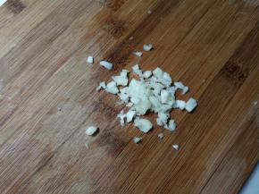 蒜瓣剥去皮拍成蒜泥