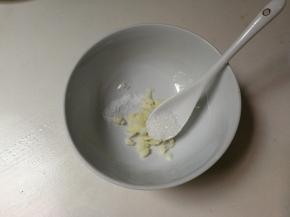 碗中放入少许盐，糖