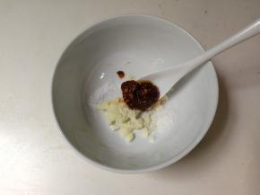 放入一小勺辣椒酱