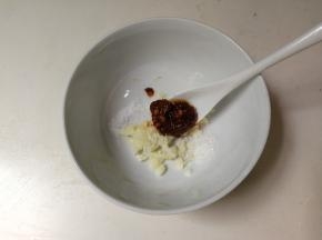 放入一小勺辣椒酱