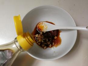 放入一勺醋拌匀