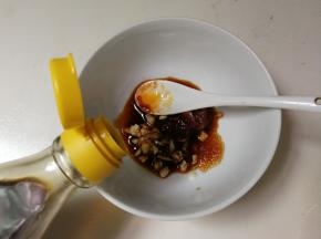 放入一勺醋拌匀