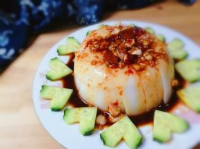 将黄瓜皮冻放入盘中，蒜泥酱汁淋到皮冻上面，放入冰箱冷藏十分钟更好吃