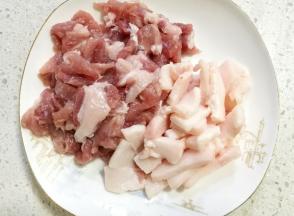 五花肉切片，肥瘦分开，用生抽腌制五分钟。