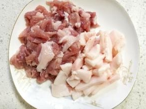 五花肉切片，肥瘦分开，用生抽腌制五分钟。