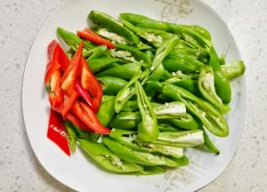 辣椒切滚刀块。