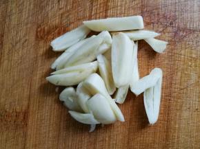 大蒜切小块。