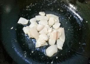 肥肉放入锅中翻炒出油。