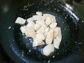 肥肉放入锅中翻炒出油。
