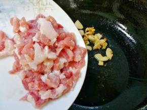 再加入瘦肉炒至变白。