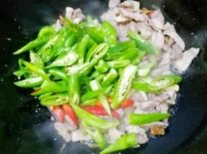 翻炒。