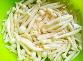 烧开一壶水备用。白玉菇泡盐水5分钟清洗干净。